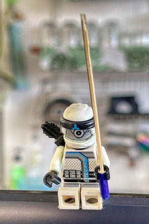 555电影网动作电影封面，展示紧张刺激的动作场面，爆炸火光与英雄人物剪影